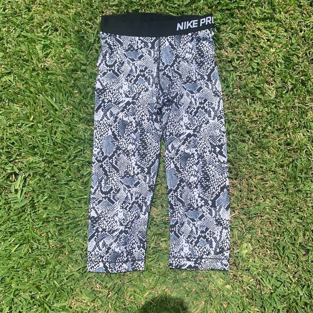 [Nike] Black/White Python Pattern Crops - Size Small
